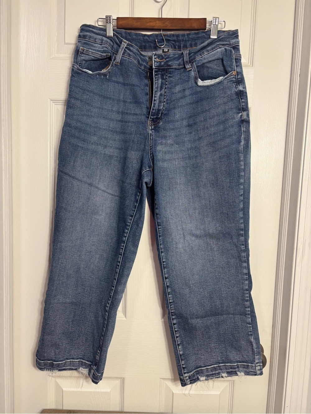 Judy Blue Medium Wash Wide-Leg Cropped Jeans